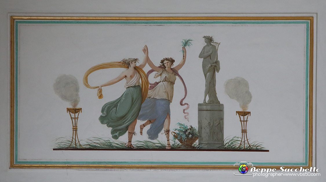 VBS_6519 - Villa Pisani - Stra (Venezia).jpg - SALA DI MARIA ANNA CAROLINA  Stanza intitolata a Maria Anna Carolina, sposa di Ferdinando figlio di Francesco i d'Austria. II soffitto è decorato dal pittore Bevilacqua con quattordici danzatrici con timpani e tamburelli e una sequenza di lunette con amorini; le pareti sono rivestite di una tappezzeria originaria dell'epoca. 